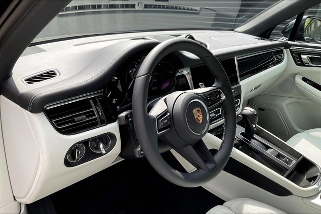 Vehicle image 11 of 15