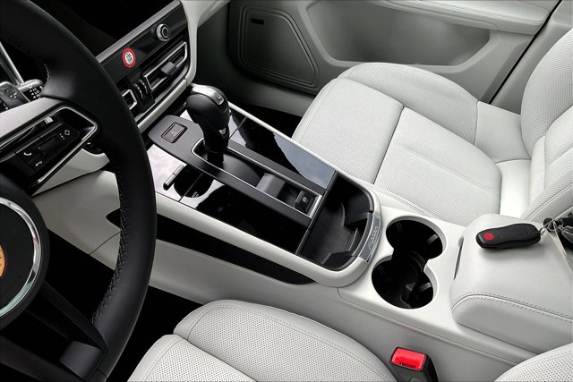 Vehicle image 13 of 15