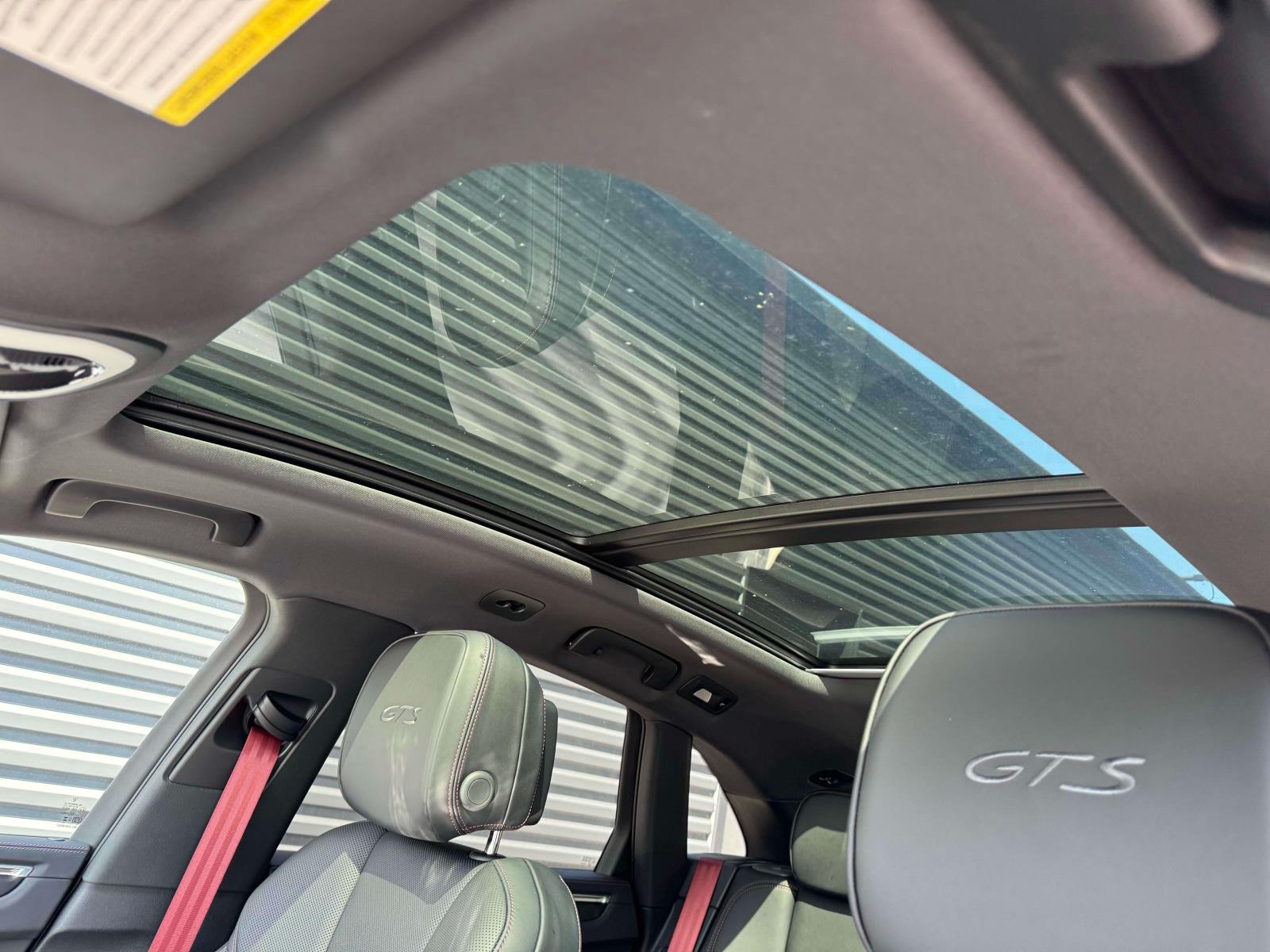 2025 Porsche Macan GTS Image 17 of 25