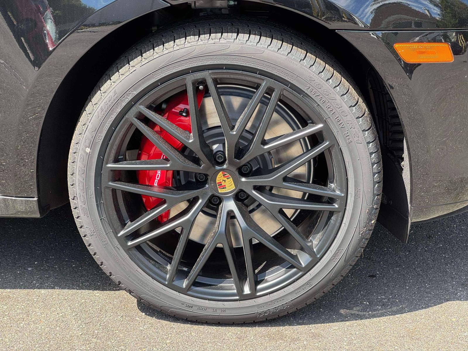 2025 Porsche Macan GTS Image 9 of 25