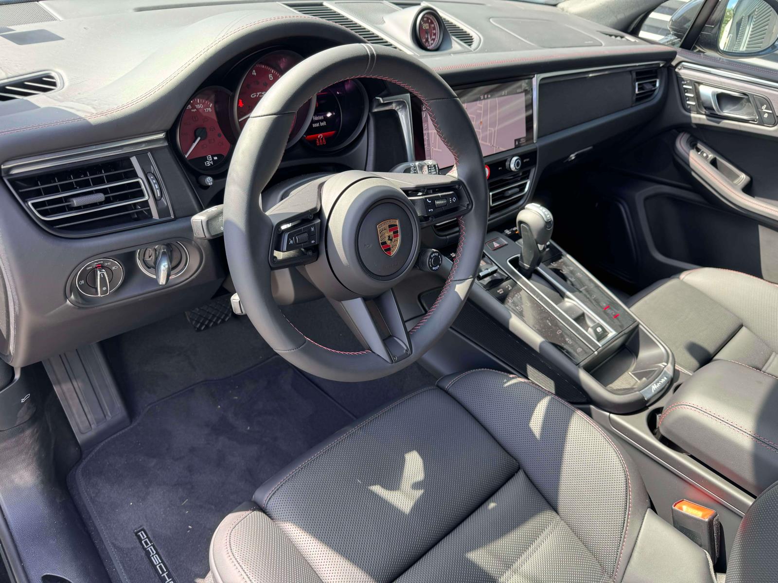 2025 Porsche Macan GTS Image 15 of 25