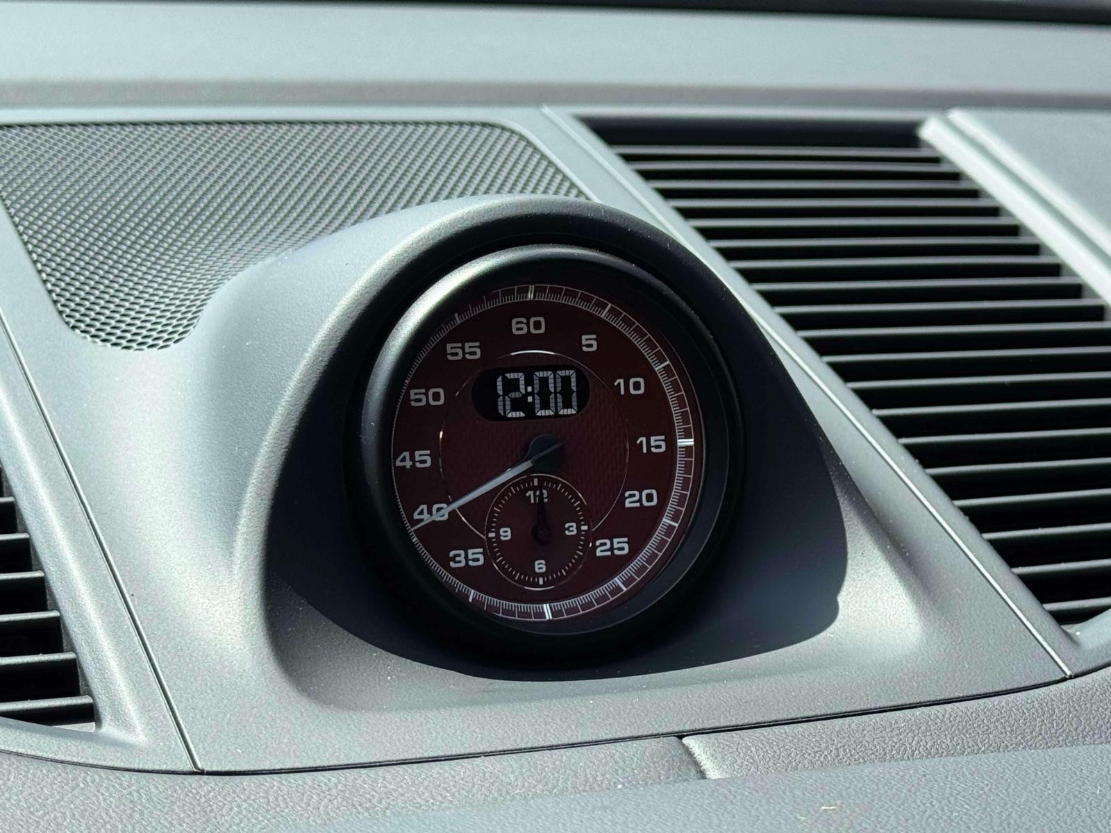 2025 Porsche Macan GTS Image 19 of 25