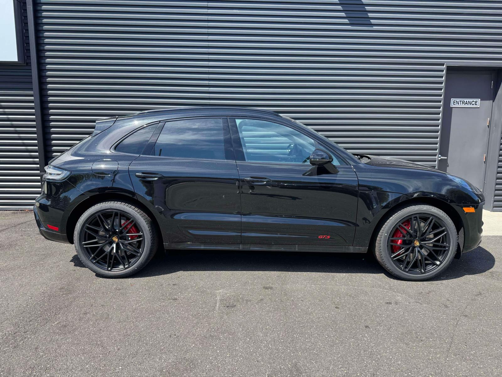 2025 Porsche Macan GTS Image 4 of 25