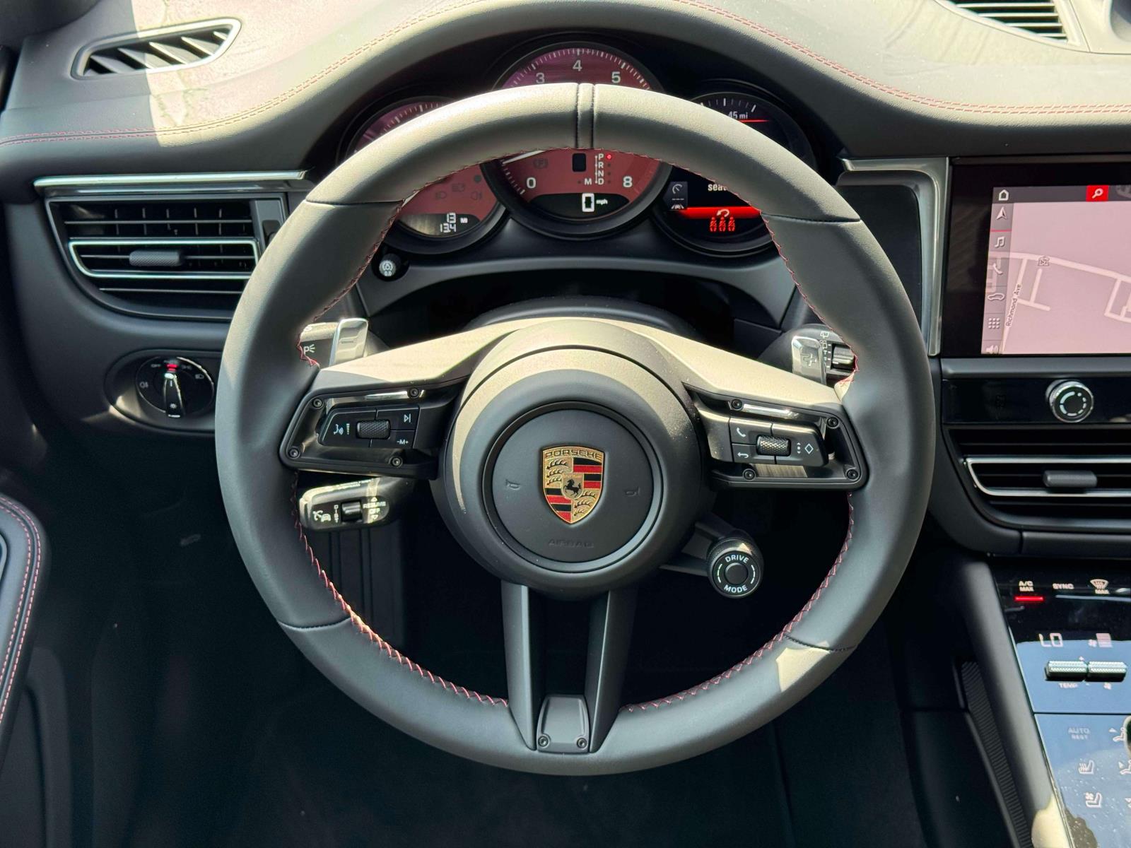 2025 Porsche Macan GTS Image 16 of 25