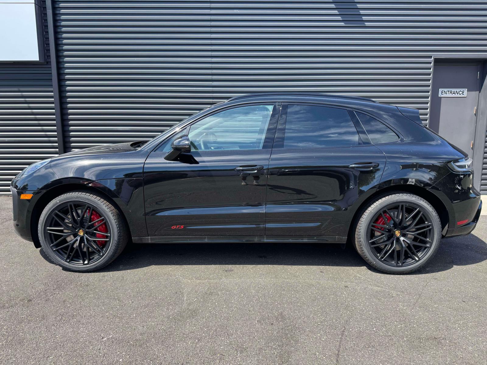 2025 Porsche Macan GTS Image 8 of 25