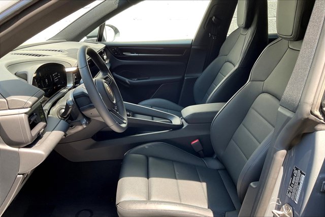 Vehicle image 10 of 15
