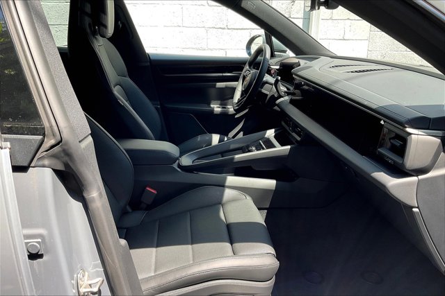 Vehicle image 9 of 15