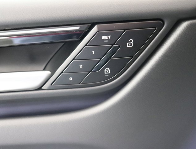 2025 Porsche Macan Electric Image 21 of 36