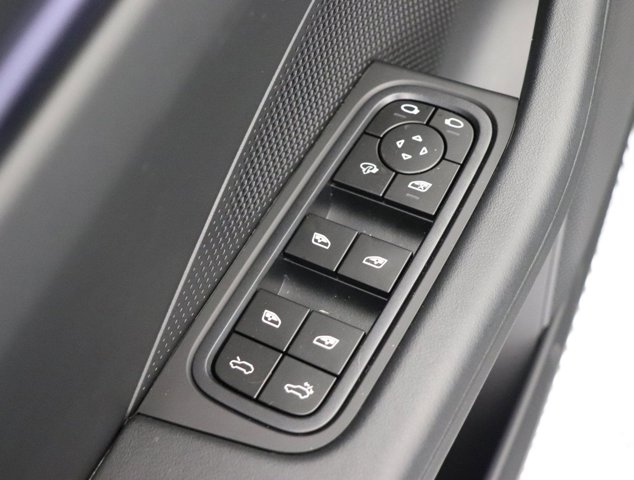 2025 Porsche Macan Electric Image 27 of 36