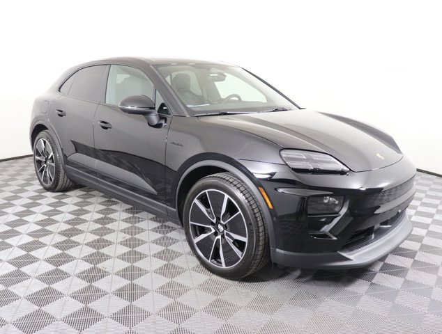 2025 Porsche Macan Electric Image 4 of 36