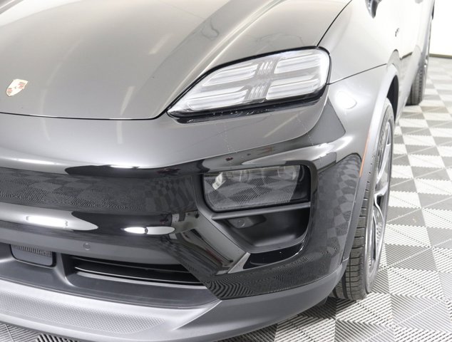 2025 Porsche Macan Electric Image 30 of 36