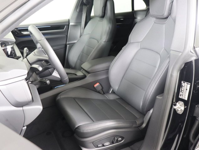 2025 Porsche Macan Electric Image 10 of 36