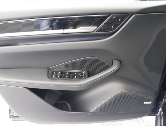 2025 Porsche Macan Electric Image 20 of 36