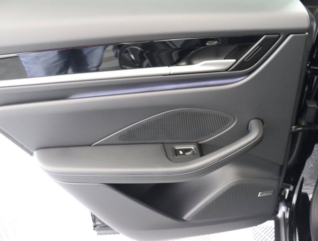 2025 Porsche Macan Electric Image 19 of 36