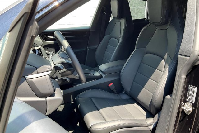 Vehicle image 10 of 15