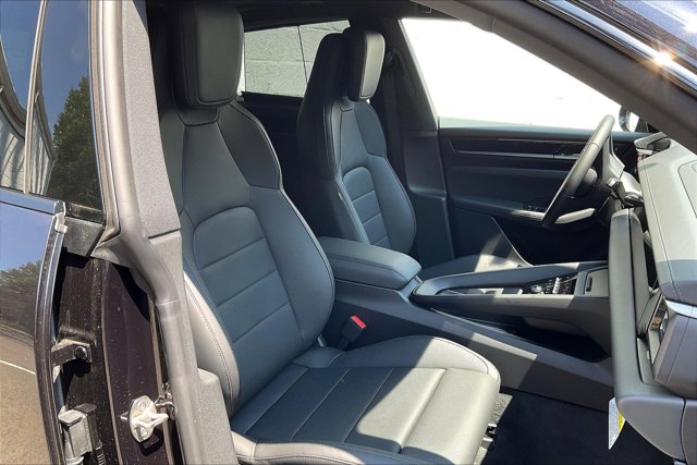 Vehicle image 9 of 15