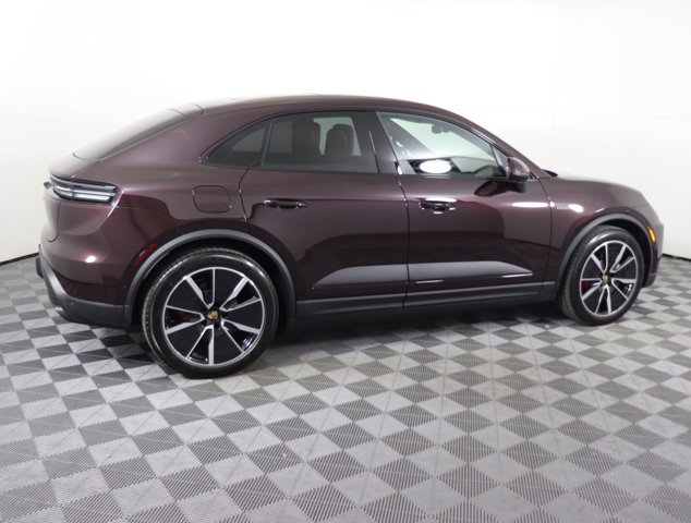 2025 Porsche Macan Electric 4S Image 5 of 37