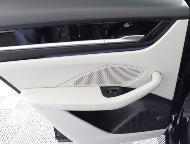 2025 Porsche Macan Electric 4S Image 24 of 37