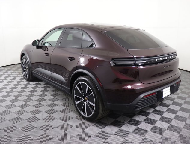 2025 Porsche Macan Electric 4S Image 7 of 37