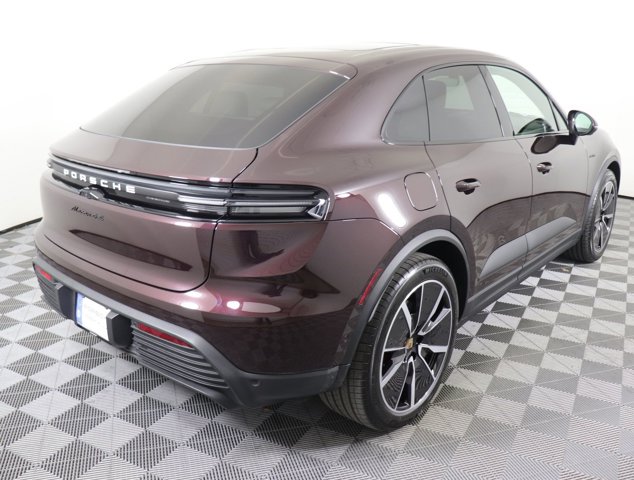 2025 Porsche Macan Electric 4S Image 6 of 37