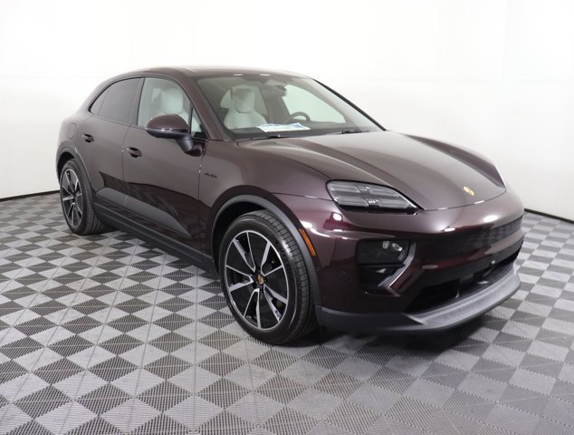 2025 Porsche Macan Electric 4S Image 4 of 37