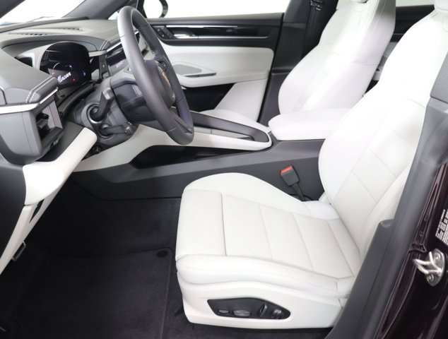 2025 Porsche Macan Electric 4S Image 34 of 37