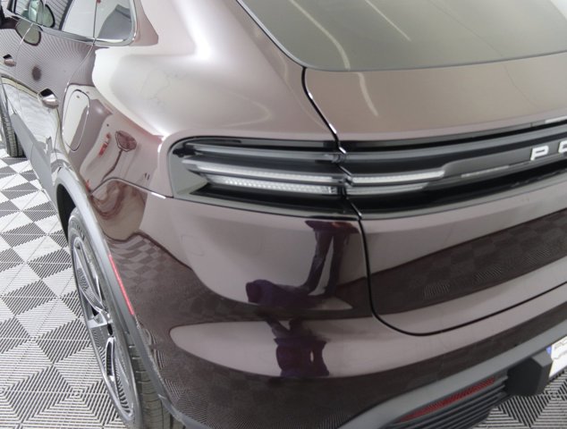 2025 Porsche Macan Electric 4S Image 31 of 37