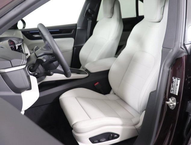 2025 Porsche Macan Electric 4S Image 10 of 37