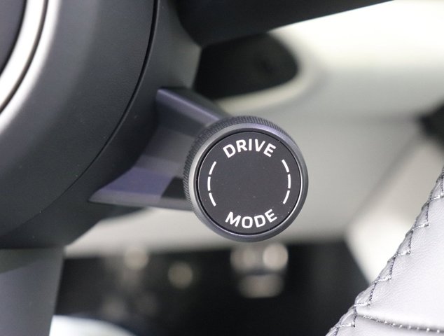 2025 Porsche Macan Electric 4S Image 32 of 37