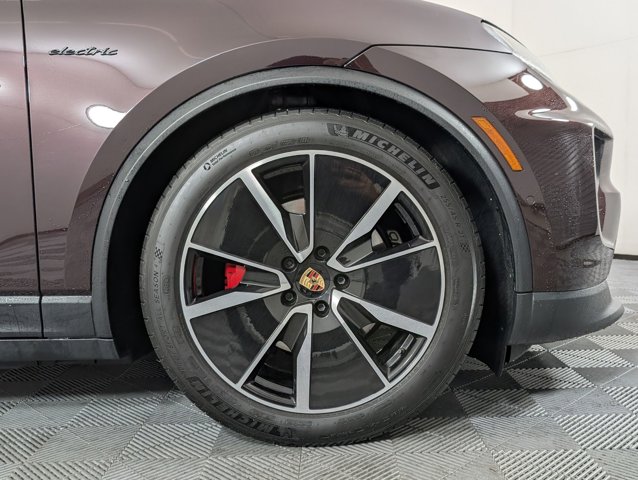 2025 Porsche Macan Electric 4S Image 8 of 37