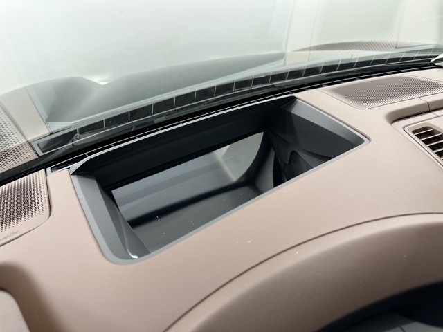 2025 Porsche Macan Electric Turbo Image 41 of 73