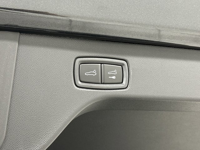 2025 Porsche Macan Electric Turbo Image 40 of 73