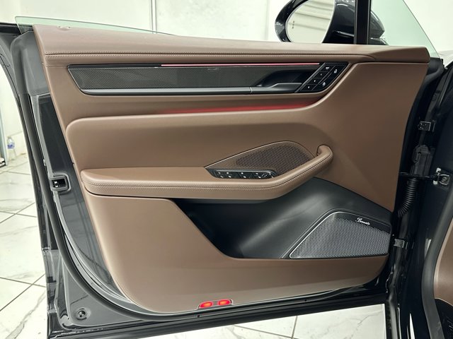 2025 Porsche Macan Electric Turbo Image 38 of 73