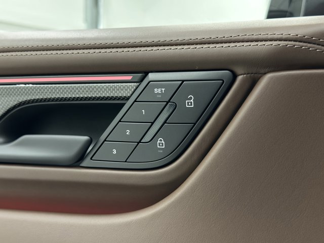 2025 Porsche Macan Electric Turbo Image 39 of 73