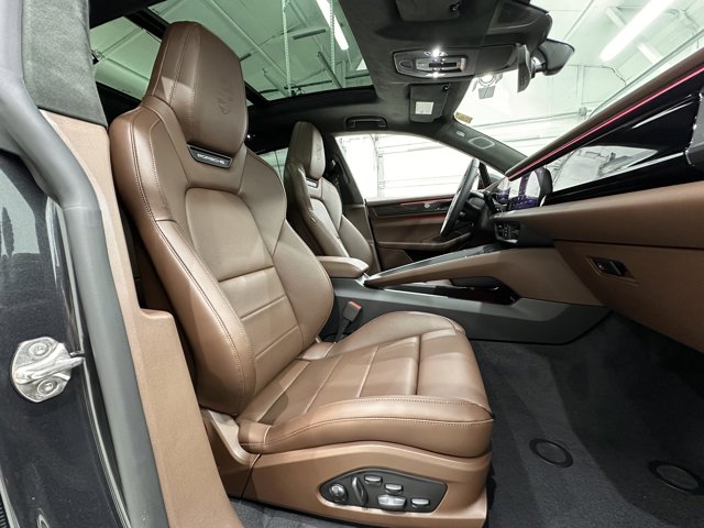 2025 Porsche Macan Electric Turbo Image 19 of 73