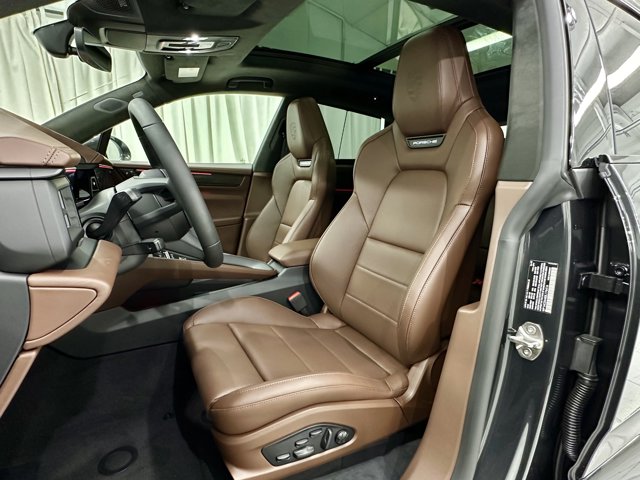 2025 Porsche Macan Electric Turbo Image 20 of 73