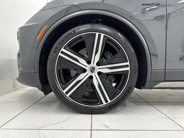 2025 Porsche Macan Electric Turbo Image 13 of 73