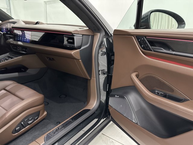 2025 Porsche Macan Electric Turbo Image 25 of 73