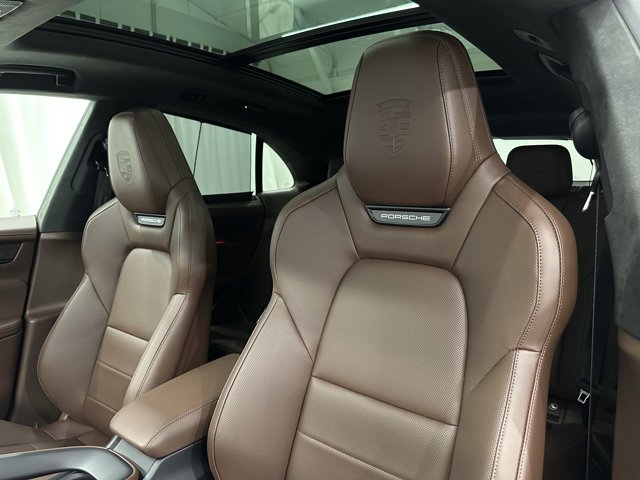 2025 Porsche Macan Electric Turbo Image 16 of 73