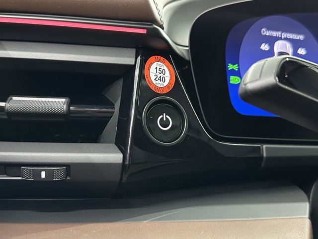 2025 Porsche Macan Electric Turbo Image 29 of 73