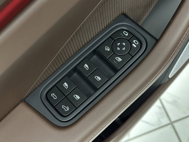 2025 Porsche Macan Electric Turbo Image 46 of 73