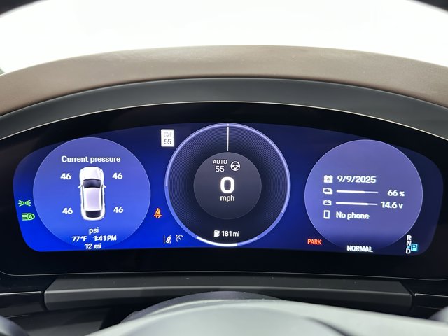 2025 Porsche Macan Electric Turbo Image 26 of 73