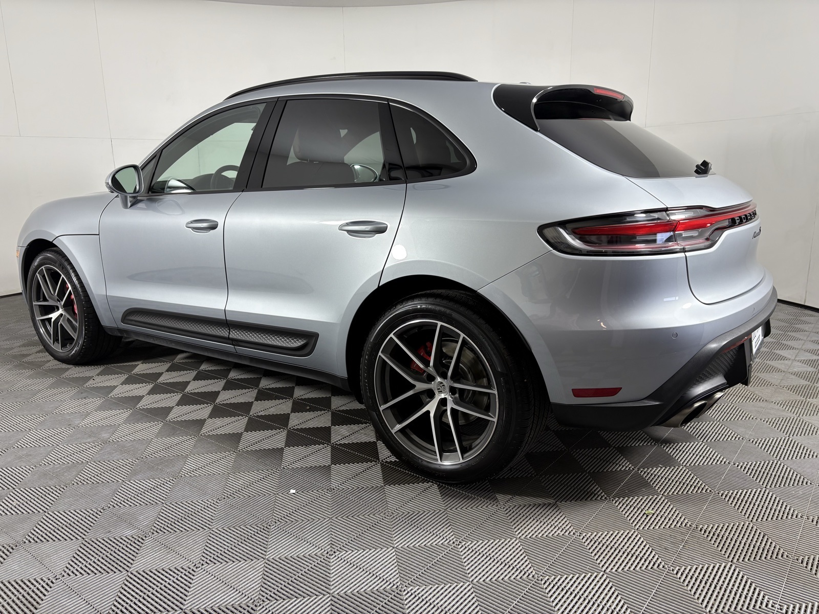 2025 Porsche Macan S Image 7 of 23