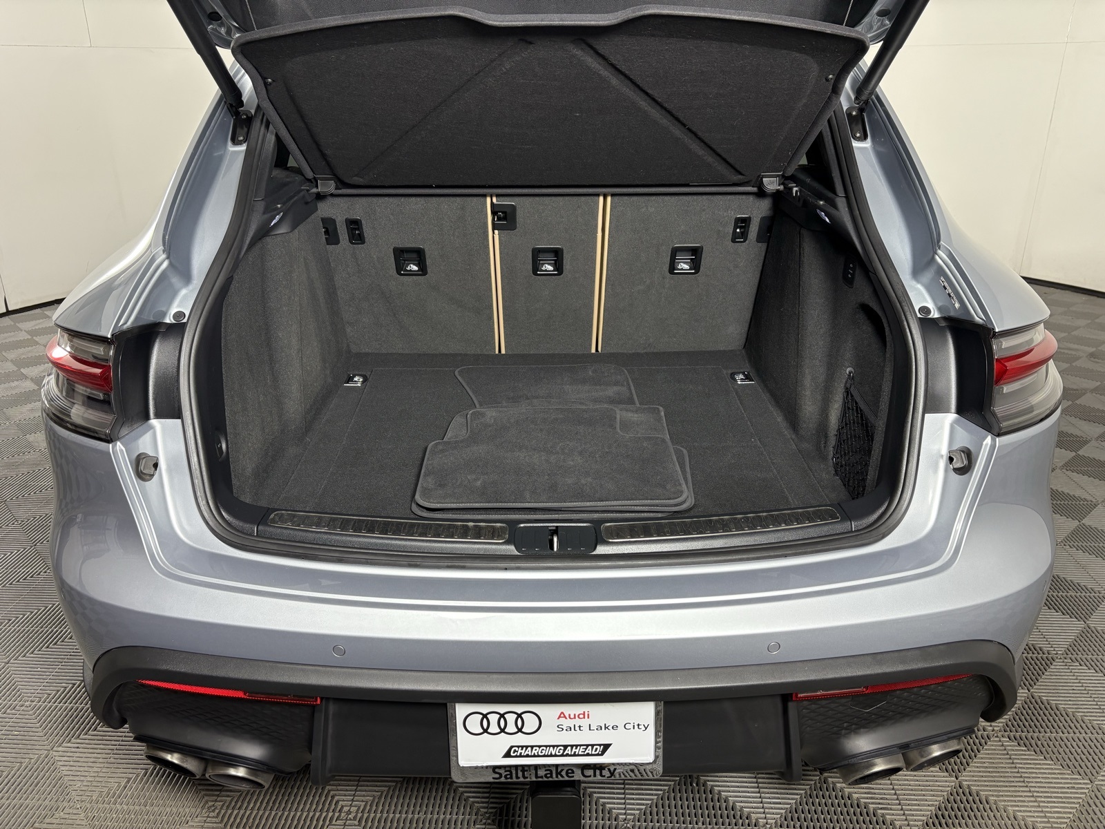 2025 Porsche Macan S Image 9 of 23