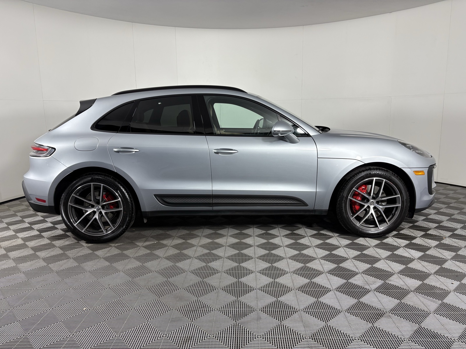 2025 Porsche Macan S Image 4 of 23