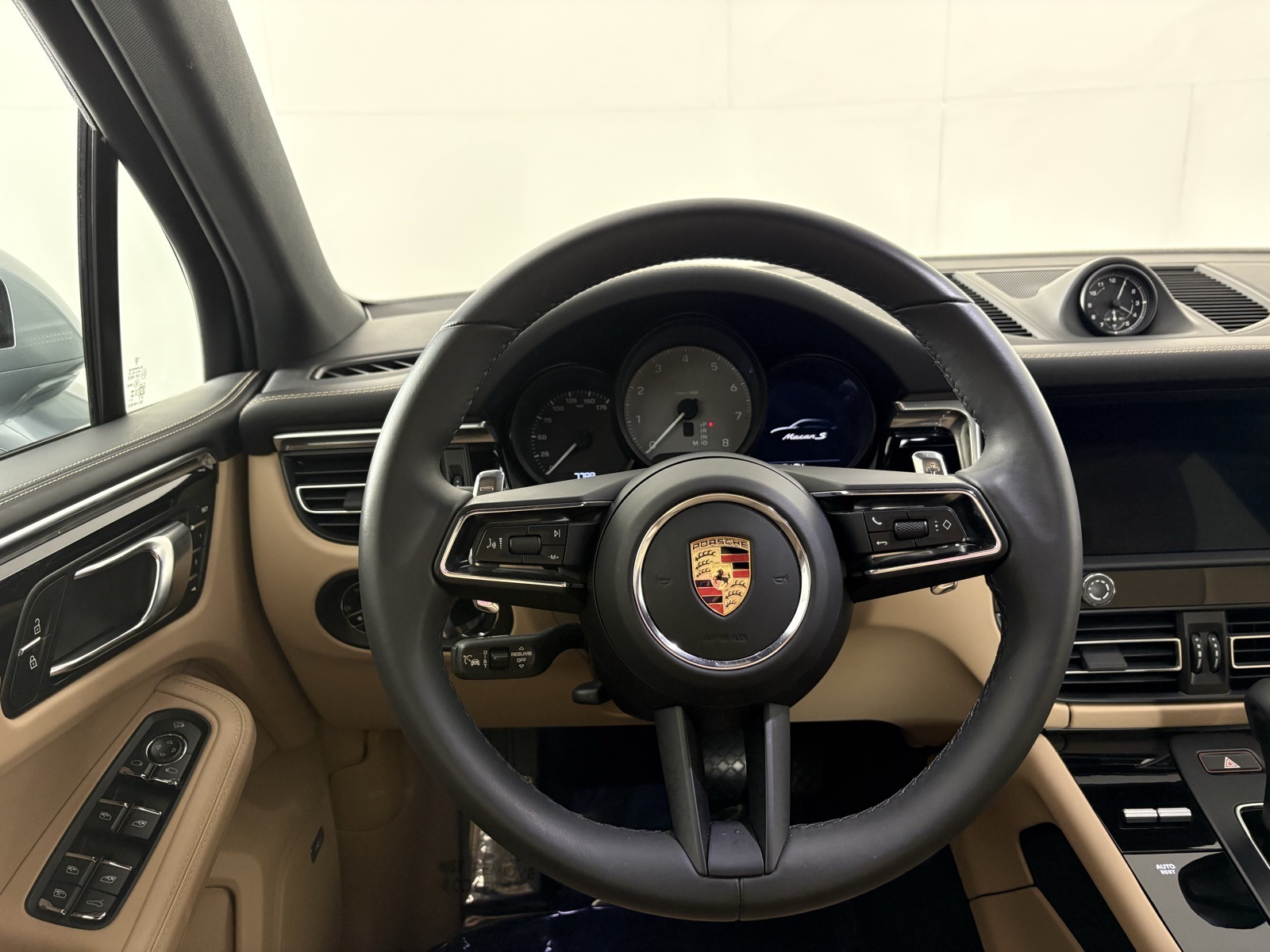 2025 Porsche Macan S Image 15 of 23