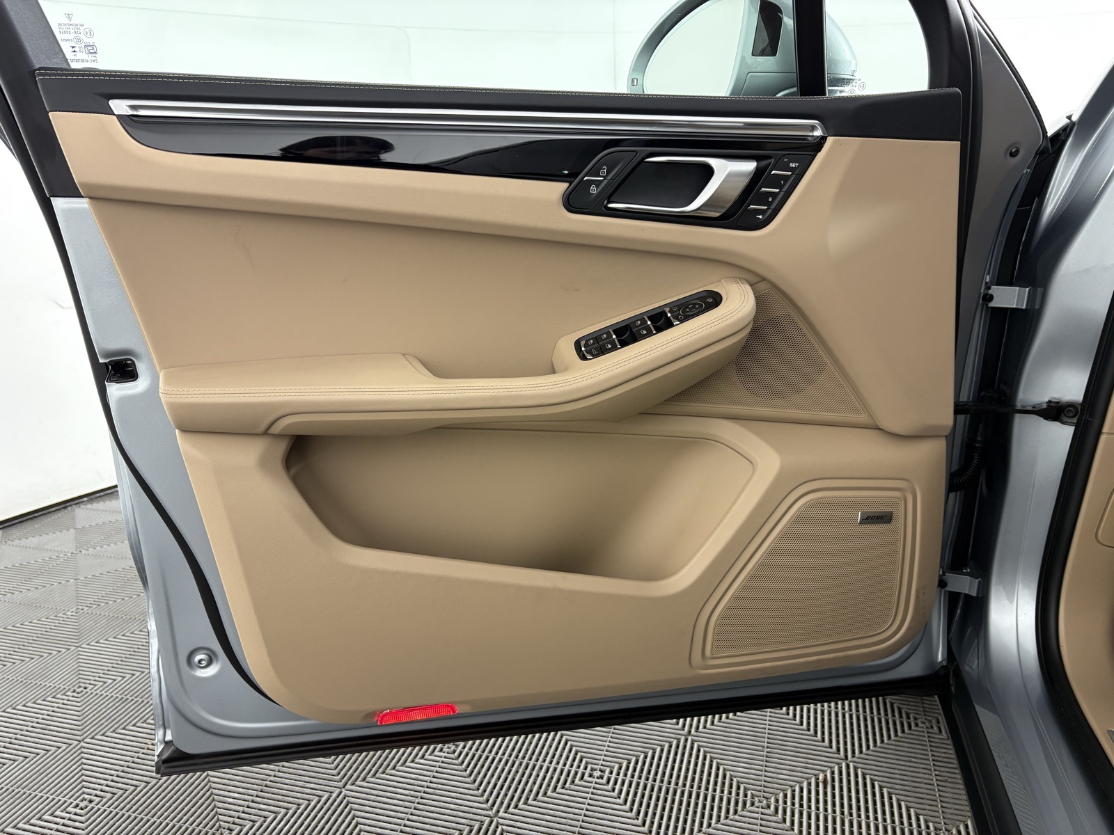 2025 Porsche Macan S Image 21 of 23