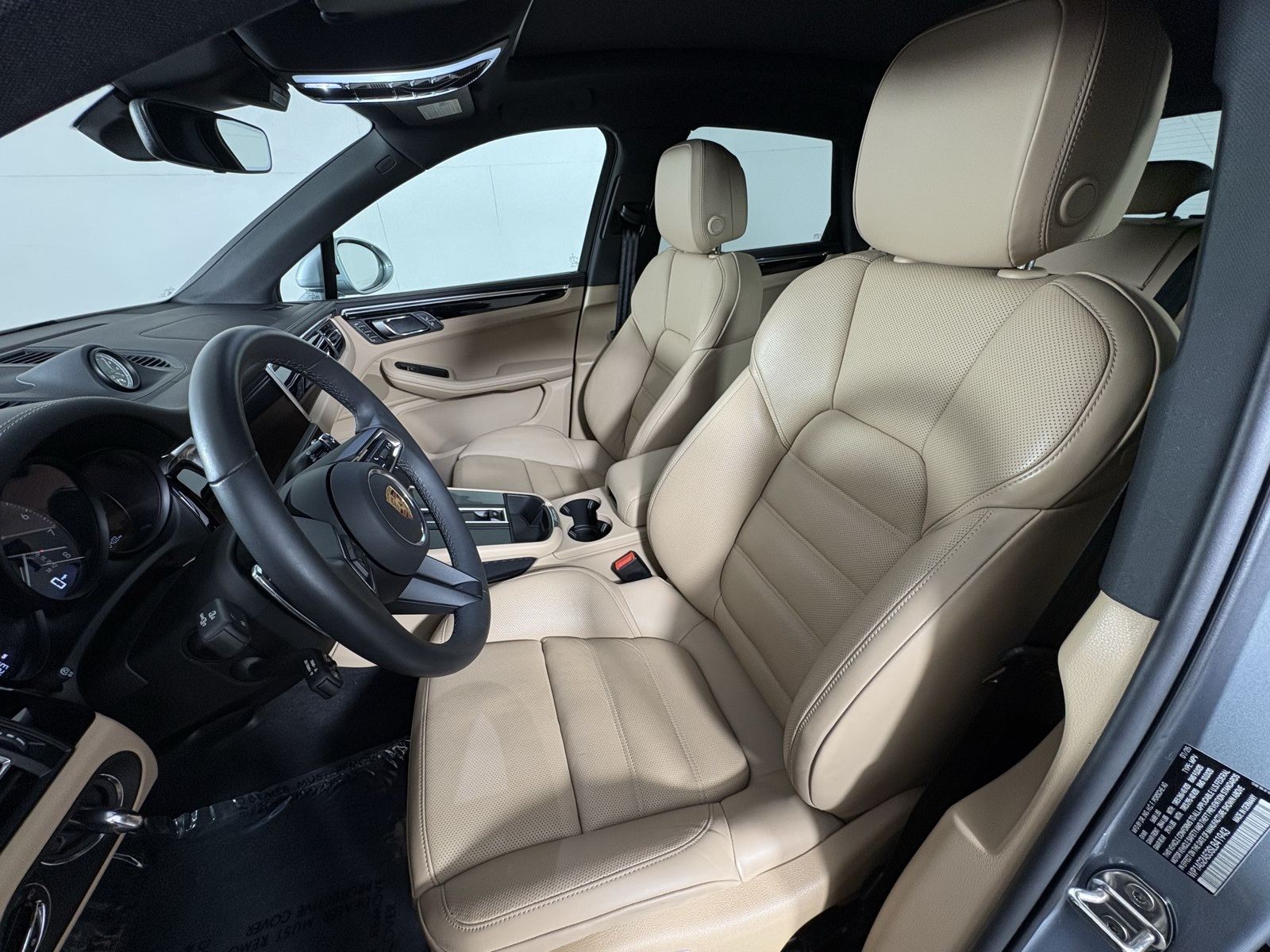 2025 Porsche Macan S Image 12 of 23