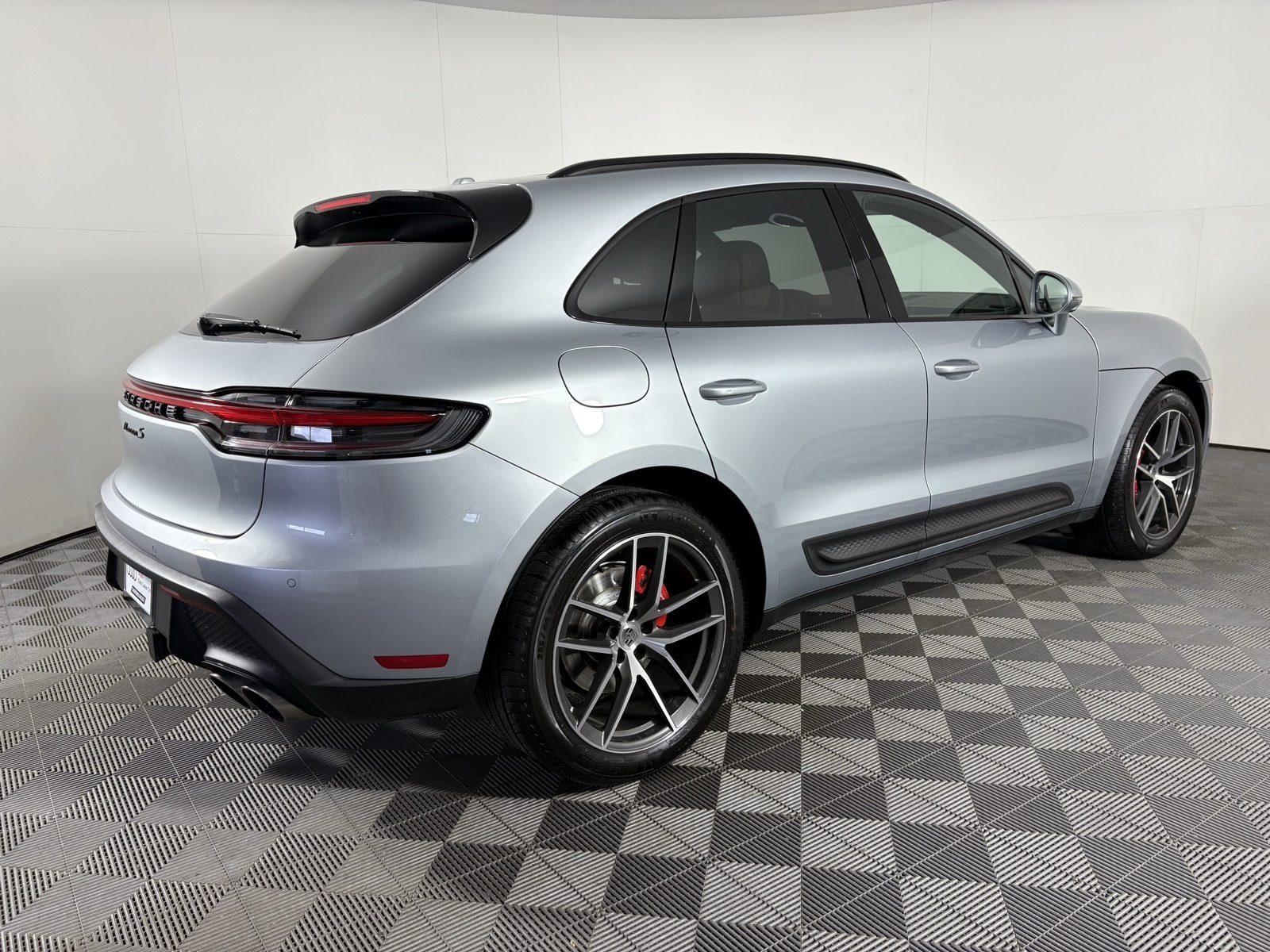 2025 Porsche Macan S Image 5 of 23