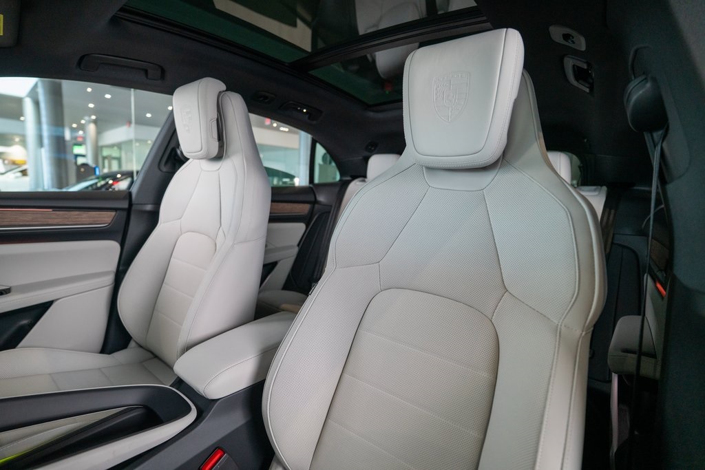 Vehicle image 17 of 44